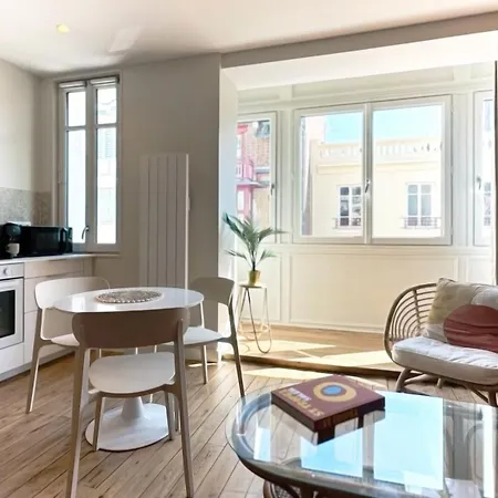 Adele, Bow-window Vue - Appt 02 *